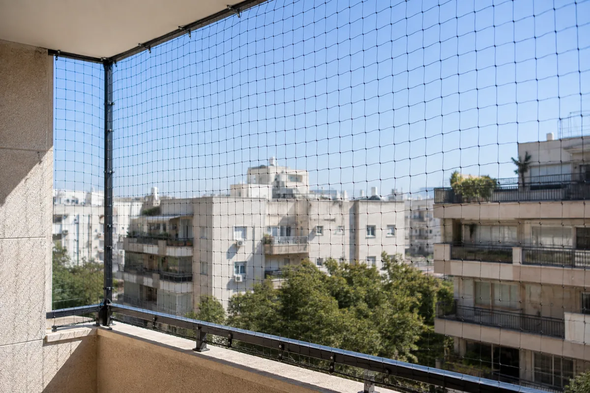 רשת נגד יונים על מרפסת